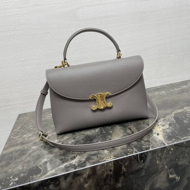 Nino中号柔软牛皮革手袋 10 X 7 X 4英寸 25 X 17.5 X 10厘米 牛皮革 羊皮革衬里 金色饰面 手提、肩背和斜挎 Triomphe金属锁扣