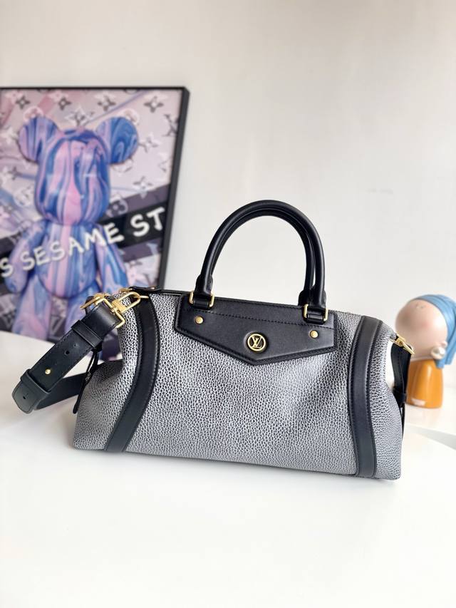 163C动态芯片配专柜包装』海外原单M14702独家实拍!艺术总监 Nicolas GhesquièRe 从经典机车夹克汲取灵感,于 2025 春夏秀场推出 L 163C动态芯片配专柜包装』海外原单M14702独家实拍!艺术总监 Nicolas GhesquièRe 从经典机车夹克汲取灵感,于 2025 春夏秀场推出 L