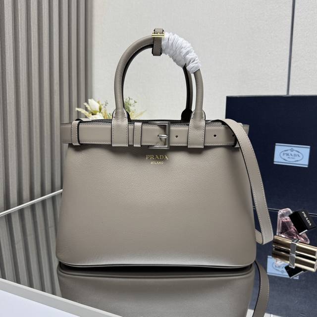 正品级 顶级原单 新款 小号32Cm 1Ba434到货啦全新Doublebag小号购物袋Double系列进口牛皮,内里配全羊皮优雅简洁的包身设计正面印花字母Lo 正品级 顶级原单 新款 小号32Cm 1Ba434到货啦全新Doublebag小号购物袋Double系列进口牛皮,内里配全羊皮优雅简洁的包身设计正面印花字母Lo