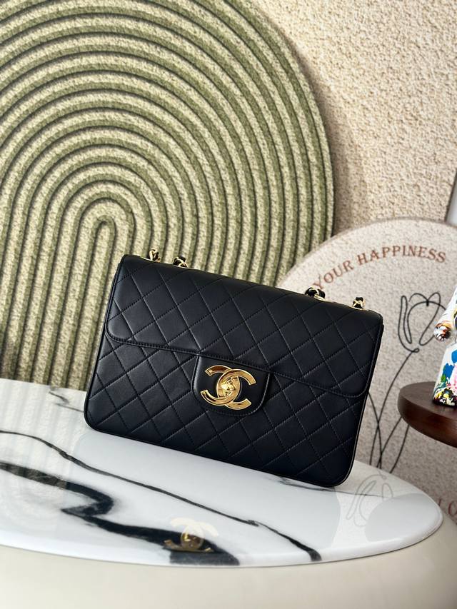 原厂皮 贝嫂同款 Chanel 中古 黑色羊皮 绝版大金扣包A2222 Chanel Classic Flap Bag是1983年老佛爷接手Chanel后对香奈