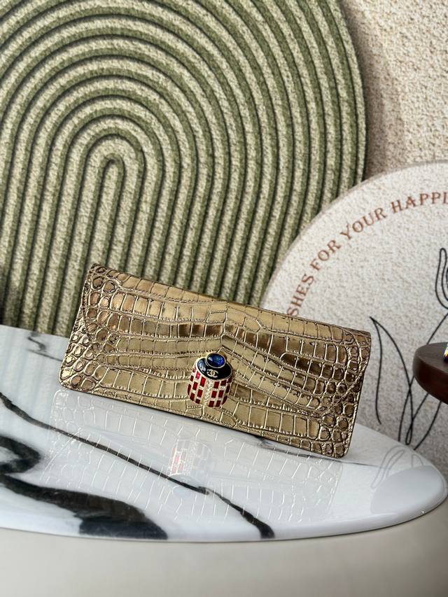 原厂皮 中古鳄鱼纹Chanel 最经典手拿晚宴包 金色复古五金扣 耐磨牛皮， 包身上的鳄鱼纹路饱满有立体感 优雅之余又个性十足女人味爆棚 气场强大 撞包机率极低