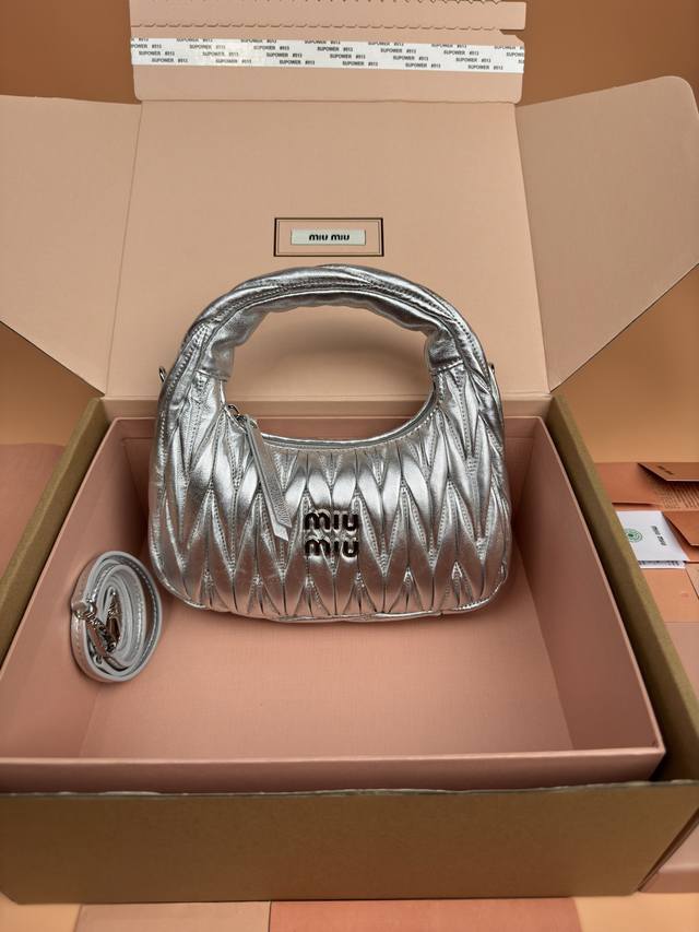 原厂皮 ，配图片包装 特级五金原厂皮 Wander Matelasse羊皮革Hobo手提包 斜挎包～20Cm银色羊皮 Wander手提包已成经典配饰之。这款迷你