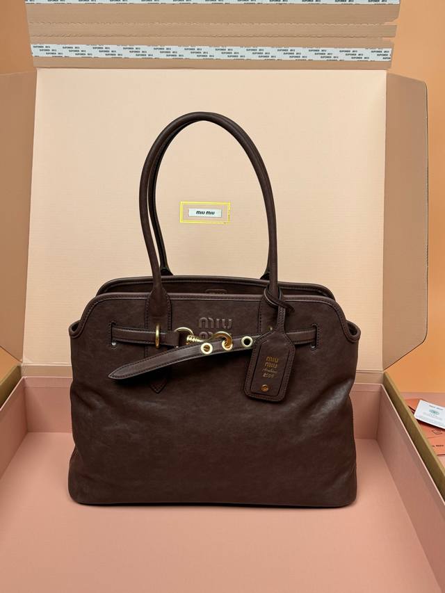 原厂皮 ，配图片包装 特级五金原厂皮 Adventure Nappa羊皮革手提包～植鞣皮石南木 这款羊皮手提包的灵感源自品牌典藏单品，其结构经过调整，变得更加轻