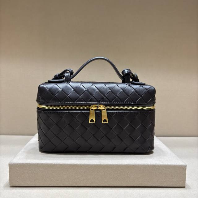 正品级 春夏编织拉链斜挎包 一款可以做化妆包的斜挎包包,精致的编织,小巧的包身,是即将到来的夏天必不可少的穿搭点缀,双拉链也更好的保护了包包,容量大,喜欢的不要 正品级 春夏编织拉链斜挎包 一款可以做化妆包的斜挎包包,精致的编织,小巧的包身,是即将到来的夏天必不可少的穿搭点缀,双拉链也更好的保护了包包,容量大,喜欢的不要