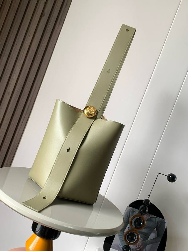 原厂皮 中号柔软牛皮革 pebble Bucket 水桶包是L0Ewe极简主义的又一代表水桶包时尚简约且能装Anagram金色鹅卵石配件是点睛之笔这个包的一个特