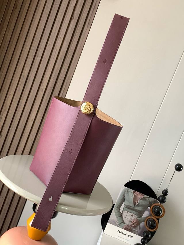 原厂皮 中号柔软牛皮革 pebble Bucket 水桶包是L0Ewe极简主义的又一代表水桶包时尚简约且能装Anagram金色鹅卵石配件是点睛之笔这个包的一个特
