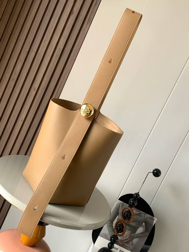 原厂皮 中号柔软牛皮革 pebble Bucket 水桶包是L0Ewe极简主义的又一代表水桶包时尚简约且能装Anagram金色鹅卵石配件是点睛之笔这个包的一个特