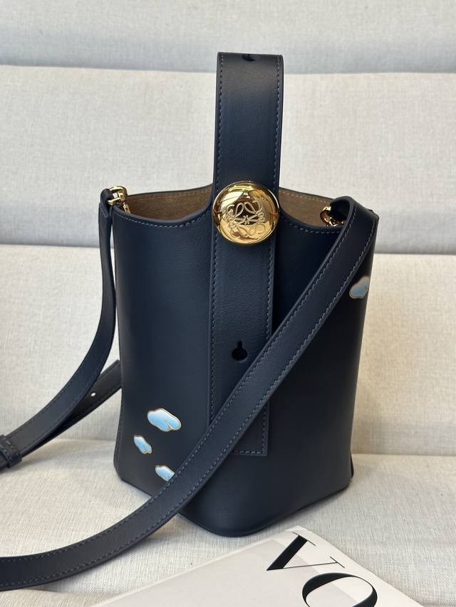 原厂皮 祥云手袋.型号332S 颜色: Dark Ink pebble Bucket 水桶手袋采用简约线条设计，搭配实用的 Anagram pebble，便于调