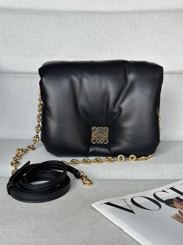 原厂皮 2025闪亮羊皮puffer Goya手袋. 通过带有鹅毛衬垫的闪亮羊皮，带来了全新的感官和触觉维度，配有可拆卸的金属甜甜圈链条与長肩带 尺寸23-13