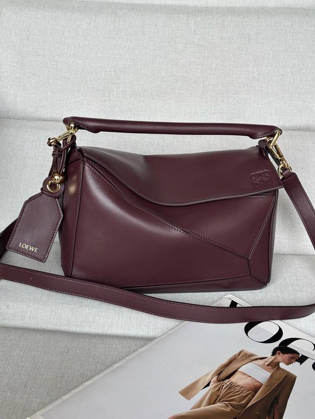 原厂皮 新品 3007 酒红色 小号纳帕羊皮革 Featherlight puzzle 手袋 Featherlight puzzle 以别具一格的几何线条勾勒长