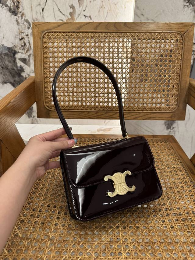 正品级 Teen Garance漆面牛皮革手袋 牛皮革 羊皮革衬里 肩背和手提 Triomphe金属锁扣 3个内侧隔层 1个内侧拉链口袋 1个内侧扁平口袋 尺寸