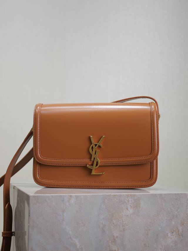 土黄 Solferino Box_23Cm 必火爆款，还没上市就攻陷了整个时尚圈，怀旧左岸，灵感来自巴黎左岸街名Rue De Solferino为名！包包采用原