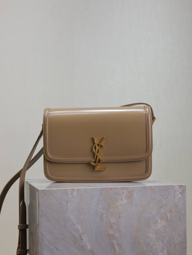 裸粉色 Solferino Box_23Cm 必火爆款，还没上市就攻陷了整个时尚圈，怀旧左岸，灵感来自巴黎左岸街名Rue De Solferino为名！包包采用