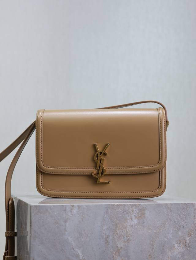 奶茶色 Solferino Box_23Cm 必火爆款，还没上市就攻陷了整个时尚圈，怀旧左岸，灵感来自巴黎左岸街名Rue De Solferino为名！包包采用