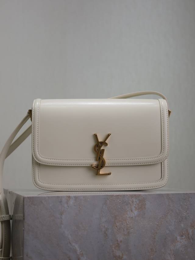 白色 Solferino Box_23Cm 必火爆款，还没上市就攻陷了整个时尚圈，怀旧左岸，灵感来自巴黎左岸街名Rue De Solferino为名！包包采用原