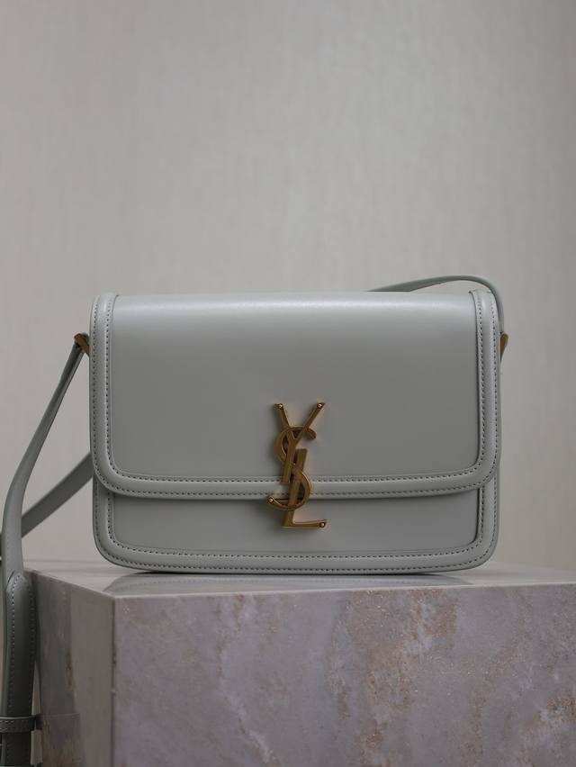 浅绿 Solferino Box_23Cm 必火爆款，还没上市就攻陷了整个时尚圈，怀旧左岸，灵感来自巴黎左岸街名Rue De Solferino为名！包包采用原