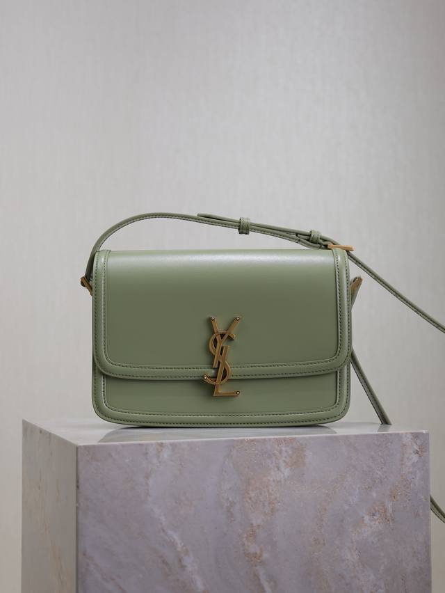 牛油果绿 Solferino Box_23Cm 必火爆款，还没上市就攻陷了整个时尚圈，怀旧左岸，灵感来自巴黎左岸街名Rue De Solferino为名！包包采