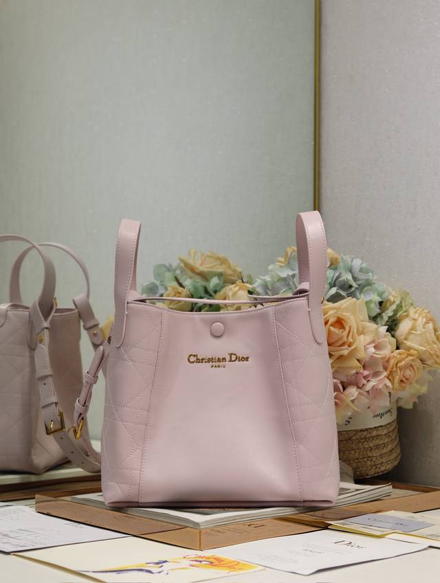 顶级原单 配全套包装 #中号Signature 水桶包 手袋 粉色平纹襟线 这款 Signature 水桶包是二零二五春夏成衣系列新品，突显柔软的廓形和百搭的设