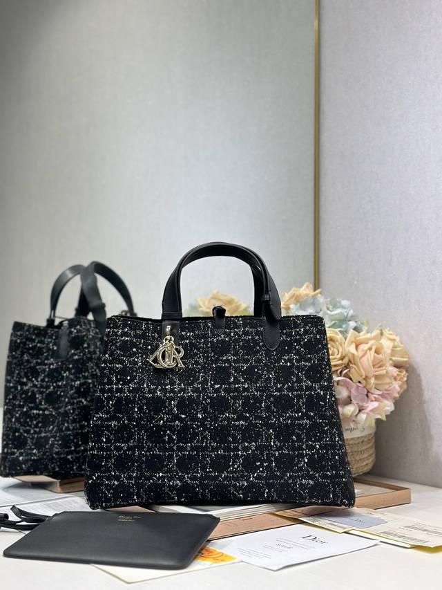 顶级原单 配全套包装 Dior Toujours 手袋〔粗花黑布配皮大号〕 这款 Dior Toujours 手袋于二零二四春夏系列发布秀精彩亮相，休闲实用的设