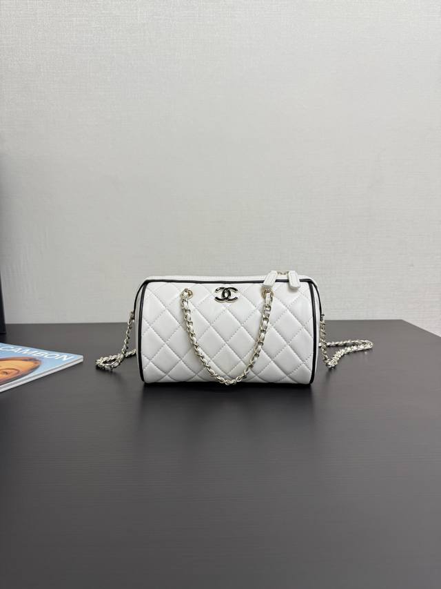 原厂皮 现货25p Mini保龄球包 黑金太太太好看了吧！一包多用 保龄球包真的太实用啦，可以单肩手提，也可以斜挎很可爱容量又大推荐！ 尺寸：11.5*18.5