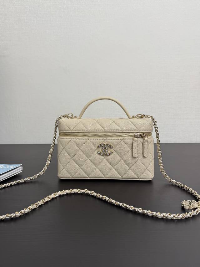 原厂皮 现货 25C Lp盒子包 淡金钻石爱心扣，荔枝皮，能装，颜值抗打，每个设计都在我的心巴上！尺寸小巧，非常适合日常出行，手柄处Logo设计简单大气，不仅外