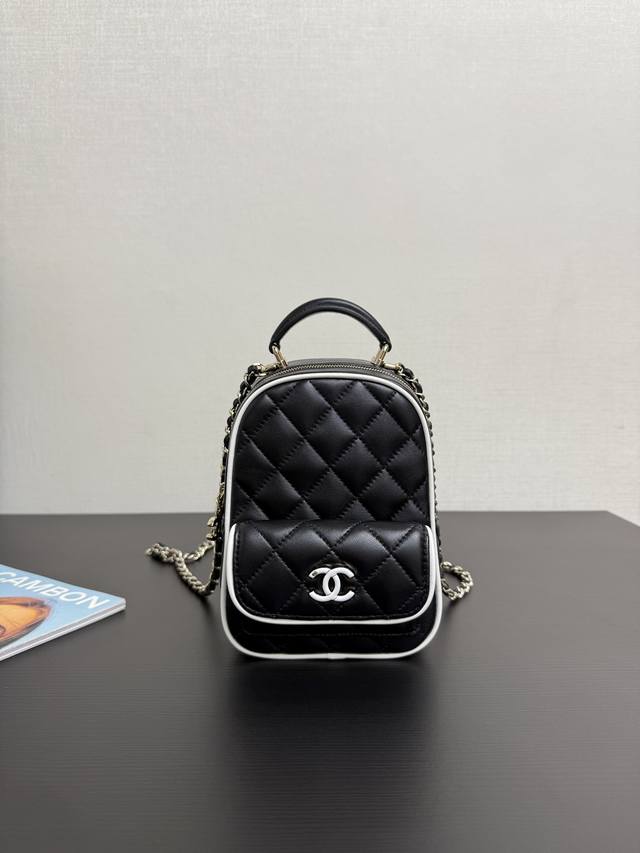 原厂皮 25p Mini熊猫配色双肩包 巴掌大小Mini双肩包长在我的审美上了，羊皮的材质，包身是菱格纹设计，前面的一只小口袋，丝毫没有多余的地方，Nv不要看似