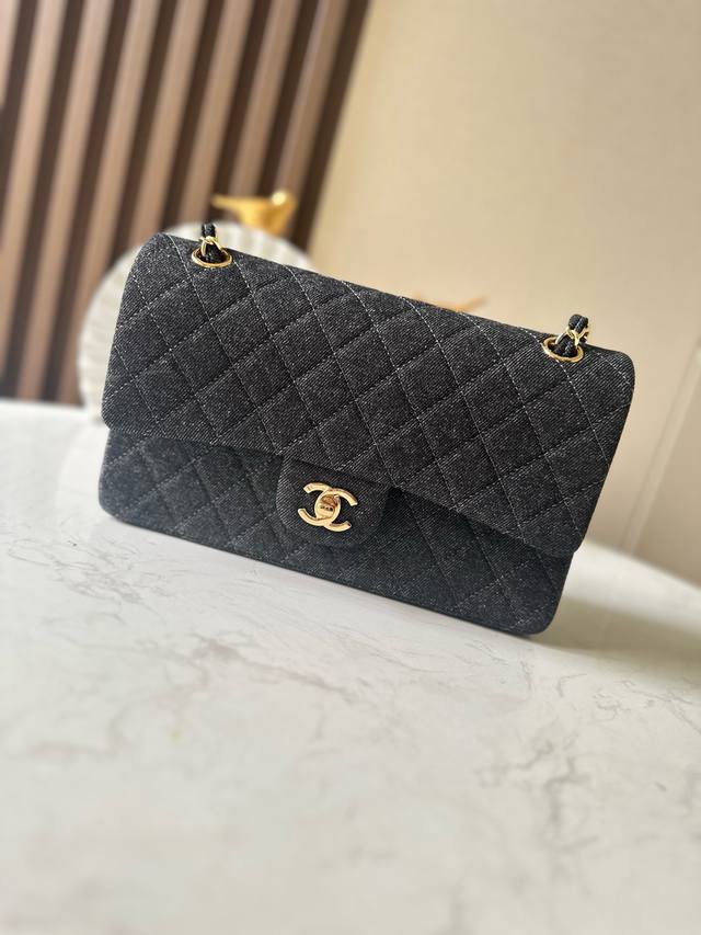 Chanevintagezp开发中古标志黑色 牛仔布 Cf香奶奶的传家宝来了！最最最经典的Vintage Cf 黑色牛仔搭配菱格纹金色金属 永不过时的Class