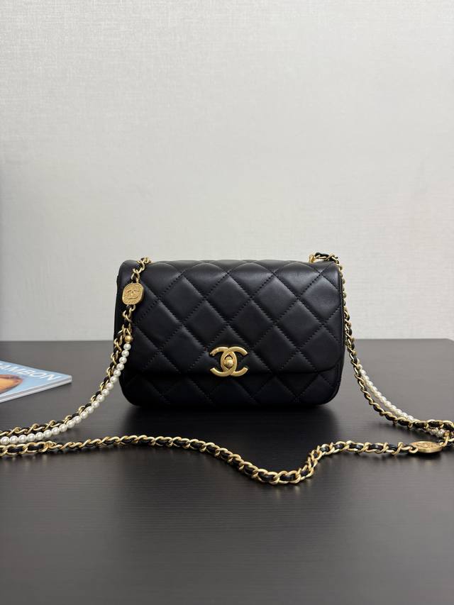 原厂皮现货25p山茶花珍珠方胖子这个方胖子太美了谁能拒绝珍珠呀+小可爱胖特别适合相对偏瘦的女生，因为它不像方胖子那么厚，侧面偏薄，你背或拿着都非常小巧精致但是也