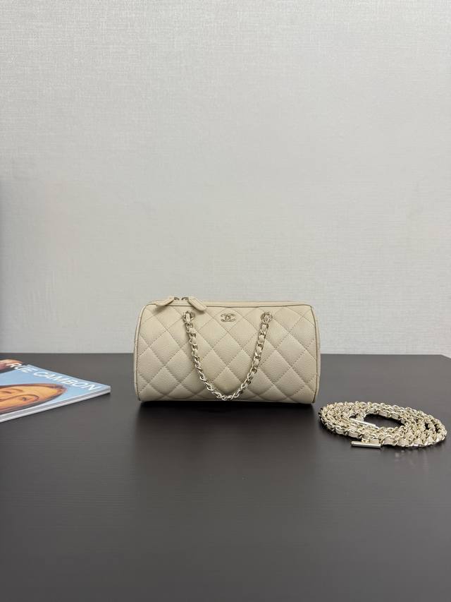 原厂皮 现货25p保龄球 米色 既25C饭盒包之后25p的保龄球也好抢手啊鱼子酱牛皮浅金五金，小小的一个容易超级哇塞可以放下大手机、钥匙、粉饼、卡包等等～链条是