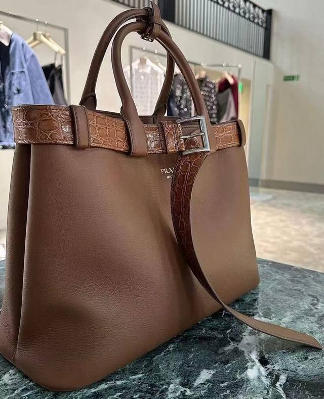 顶级原单 新款 小号32Cm 1Ba434搭扣装饰鳄鱼皮袢带到货啦全新Doublebag小号购物袋Double系列进口牛皮，内里配全羊皮优雅简洁的包身设计正面印