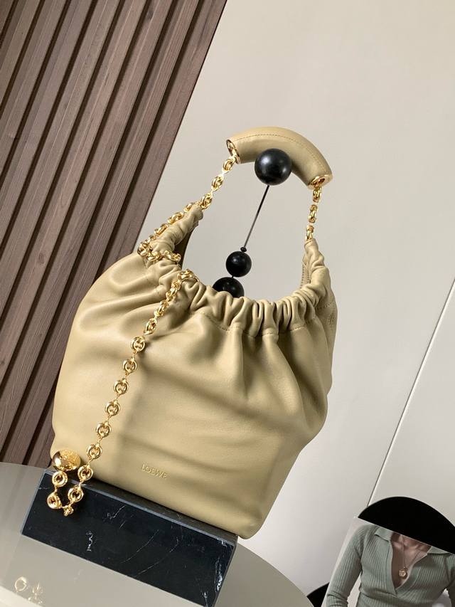 明星同款 小号纳帕羊皮革Squeeze手袋是款精致而柔美的全新手袋全新发布的 Squeeze 手袋采用柔软丝滑的Mellow纳帕小羊皮制作而成无衬里结构有效减轻