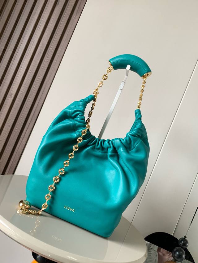 明星同款 小号纳帕羊皮革Squeeze手袋是款精致而柔美的全新手袋全新发布的 Squeeze 手袋采用柔软丝滑的Mellow纳帕小羊皮制作而成无衬里结构有效减轻