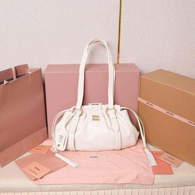 5Bg306 对版斜口油边出货 Miu中古腋下饺子包,全新植柔羊皮满满复古怀旧风情,搭配钢质做旧金属五金配件,质感高级典雅,袋口采用抽绳束口设计,细密的皱褶花边 5Bg306 对版斜口油边出货 Miu中古腋下饺子包,全新植柔羊皮满满复古怀旧风情,搭配钢质做旧金属五金配件,质感高级典雅,袋口采用抽绳束口设计,细密的皱褶花边