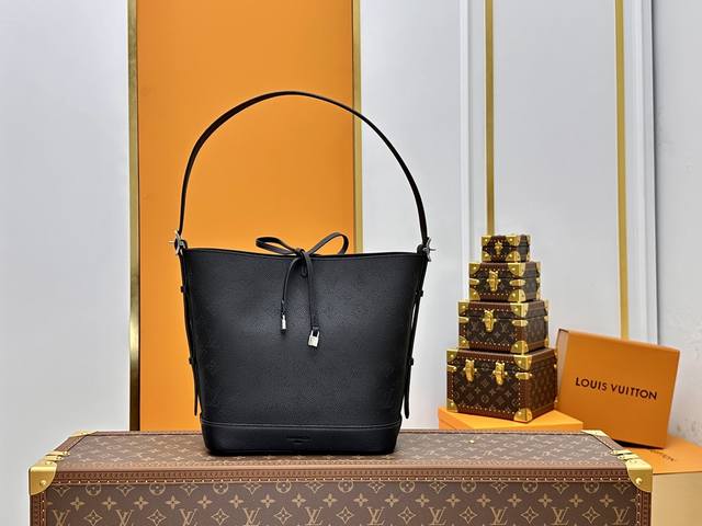 全钢五金 变码芯片 特级配全套包装 M12139黑色 Flore 手袋以镂花牛皮革演绎Monogram穿孔图案，借耀目金属件点亮水桶包廓形。系结开合实现稳妥收纳