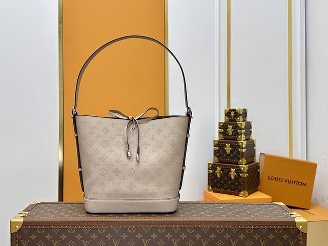 全钢五金 变码芯片 特级配全套包装 M12140卡其色 Flore 手袋以镂花牛皮革演绎Monogram穿孔图案，借耀目金属件点亮水桶包廓形。系结开合实现稳妥收