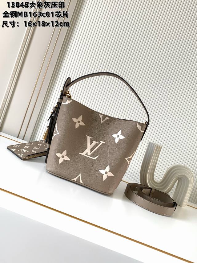 全钢五金 Mb163C01变码芯片 特级配全套包装 款号M13045大象灰压印 本款All In Bb手袋将摩登设计理念融于优雅轮廓与充裕空间之中。 Monog 全钢五金 Mb163C01变码芯片 特级配全套包装 款号M13045大象灰压印 本款All In Bb手袋将摩登设计理念融于优雅轮廓与充裕空间之中。 Monog