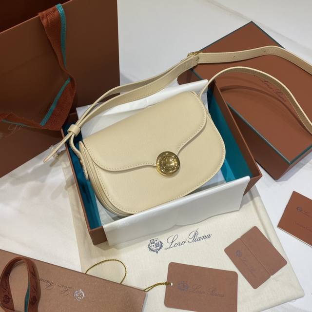 春夏新品Ghiera Bag马鞍包Mini 莲根白 掌纹 标志性环形的全新圆形扣采用弧形边缘，棱角结构与柔软度之间取得平衡，优质的小牛皮制成，配有金属扣环和五金