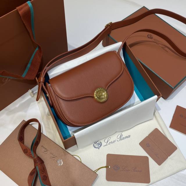 春夏新品Ghiera Bag马鞍包Mini 深Kummel 掌纹 标志性环形的全新圆形扣采用弧形边缘，棱角结构与柔软度之间取得平衡，优质的小牛皮制成，配有金属扣