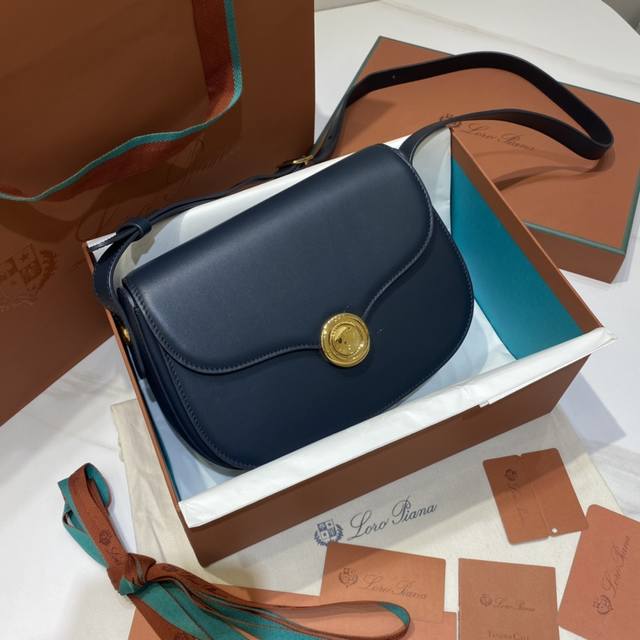 春夏新品Ghiera Bag马鞍包 锚蓝色 Kummel 平纹 标志性环形的全新圆形扣采用弧形边缘，棱角结构与柔软度之间取得平 衡，优质的小牛皮制成，配有金属扣