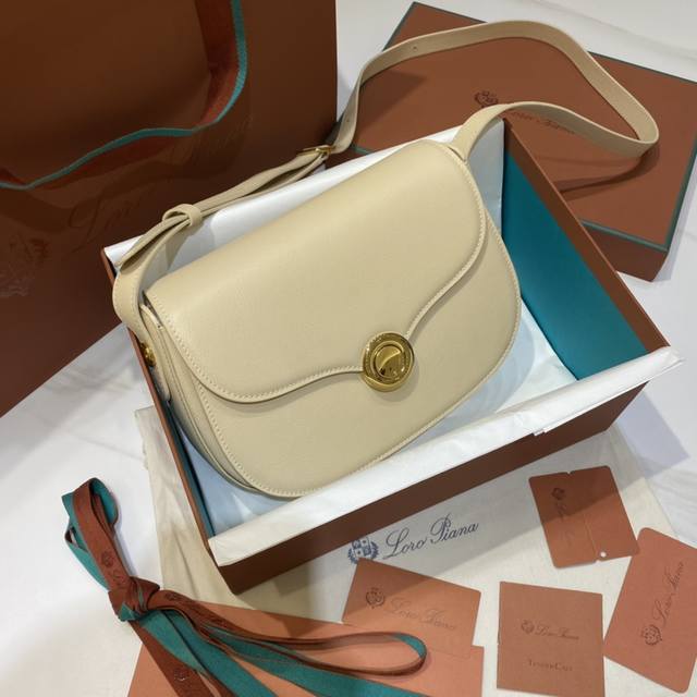 春夏新品Ghiera Bag马鞍包 莲根白 掌纹 标志性环形的全新圆形扣采用弧形边缘,棱角结构与柔软度之间取得平 衡,优质的小牛皮制成,配有金属扣环和五金配件的 春夏新品Ghiera Bag马鞍包 莲根白 掌纹 标志性环形的全新圆形扣采用弧形边缘,棱角结构与柔软度之间取得平 衡,优质的小牛皮制成,配有金属扣环和五金配件的