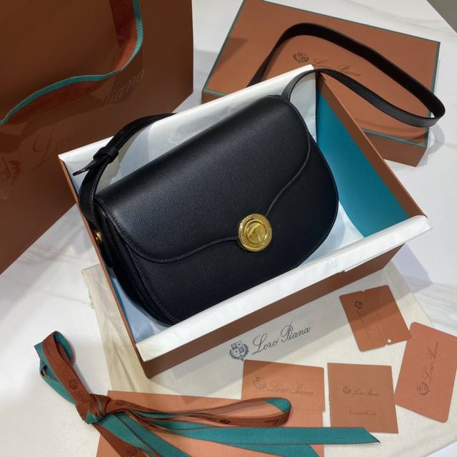 春夏新品Ghiera Bag马鞍包 黑色 掌纹 标志性环形的全新圆形扣采用弧形边缘，棱角结构与柔软度之间取得平 衡，优质的小牛皮制成，配有金属扣环和五金配件的可