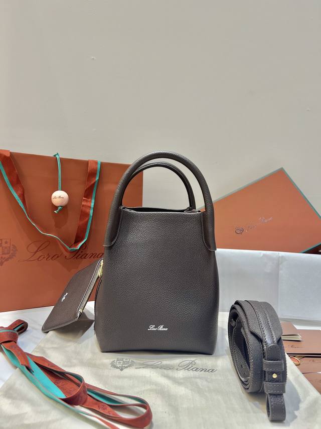 中号水桶包巧克力 Bale包的自在高雅品味与不朽风格，再次见证了L0Ro pian*与众不同的传承。方型的造型与命名，源自用于堆存羊绒的大捆包，对精工匠艺的坚持