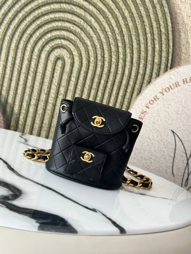 原厂皮 A2211现货Chanevintage双肩包黑色羊皮 毫不夸张的说 这是一款可以传宗接代的Vintage背包!经典双C Logo、 菱格纹 搭配金色金属 原厂皮 A2211现货Chanevintage双肩包黑色羊皮 毫不夸张的说 这是一款可以传宗接代的Vintage背包!经典双C Logo、 菱格纹 搭配金色金属