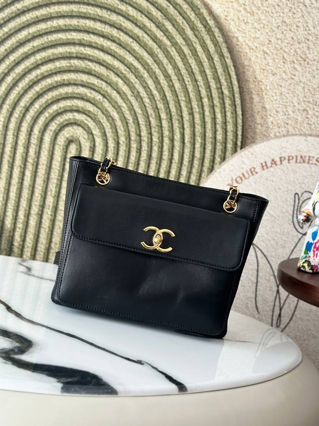 原厂皮 A2214黑色Chanevintage购物袋 球纹金扣的搭配 Vintage情怀在这个包上洒了一地！牛皮材质经久耐用 辨识度极高的大双C Logo大容量