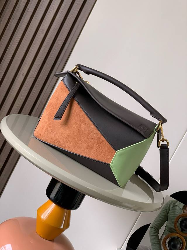 原厂皮 新版本几何包小号24Cmpuzzle手袋！原厂进口纳帕小牛皮罗家爆款几何包puzzle 手袋是创意总监乔纳森 安德森为 L0Ewe 推出的首款手提包长方