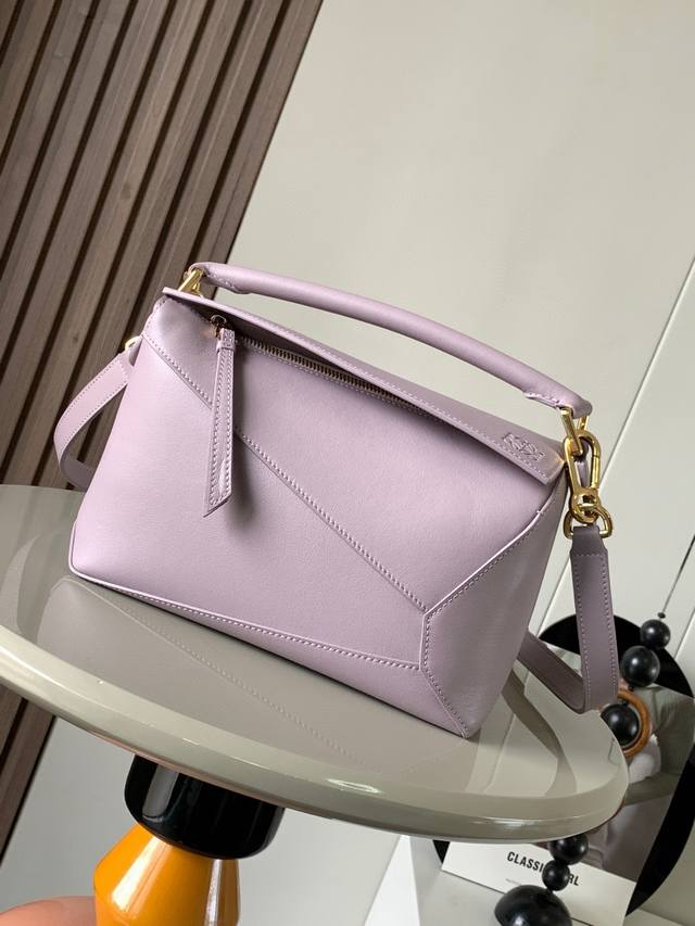 原厂皮 新版本几何包小号24Cmpuzzle手袋！原厂进口纳帕小牛皮罗家爆款几何包puzzle 手袋是创意总监乔纳森 安德森为 L0Ewe 推出的首款手提包长方