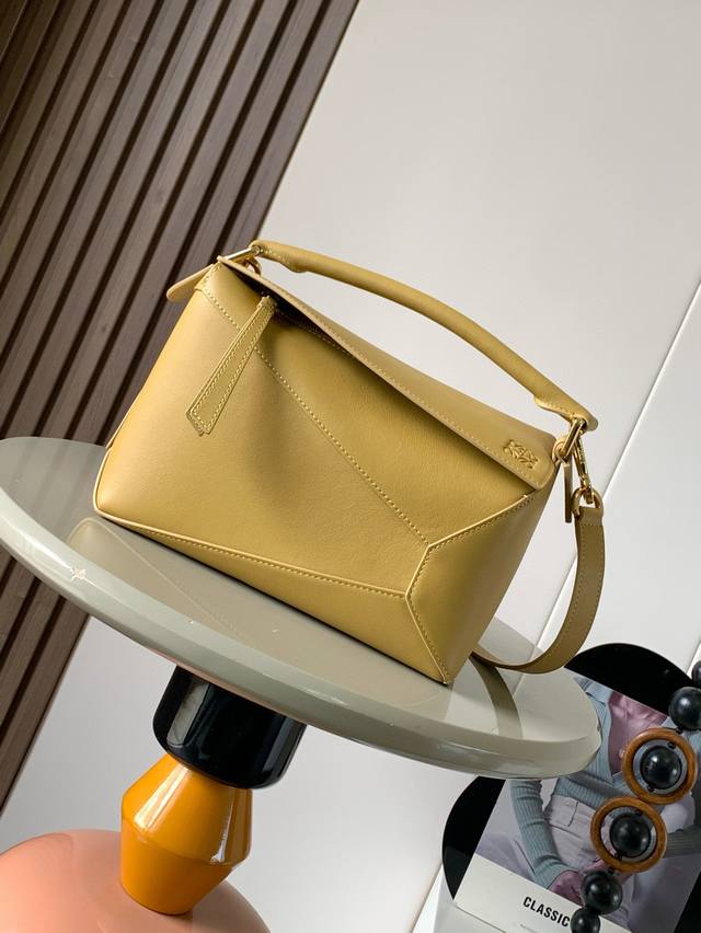 原厂皮 新版本几何包小号24Cmpuzzle手袋！原厂进口纳帕小牛皮罗家爆款几何包puzzle 手袋是创意总监乔纳森 安德森为 L0Ewe 推出的首款手提包长方