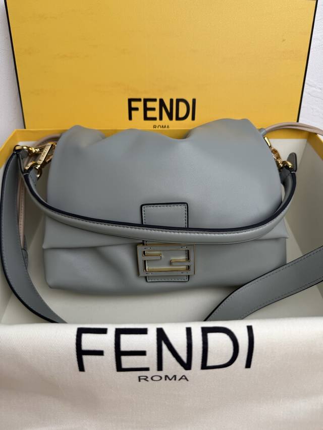 正品级 中号 全新的Mamma Baguette来喽，法棍与福袋的双结合，全网最温柔的包包没有之一，软软糯糯的小羊皮也太细嫩了，既慵懒又高级！标志性的五金扣搭配