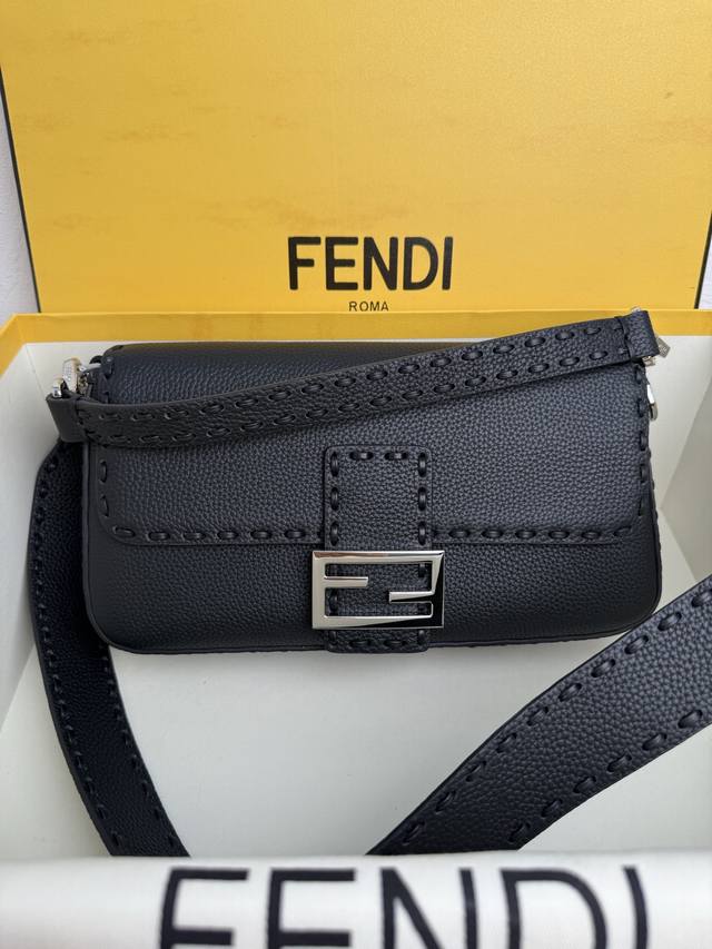 正品级 最新的Baguette 手袋，个性十足，大胆创新，富有很高的趣味性，感觉元气满满 尺寸26X13X6Cm 款号：600