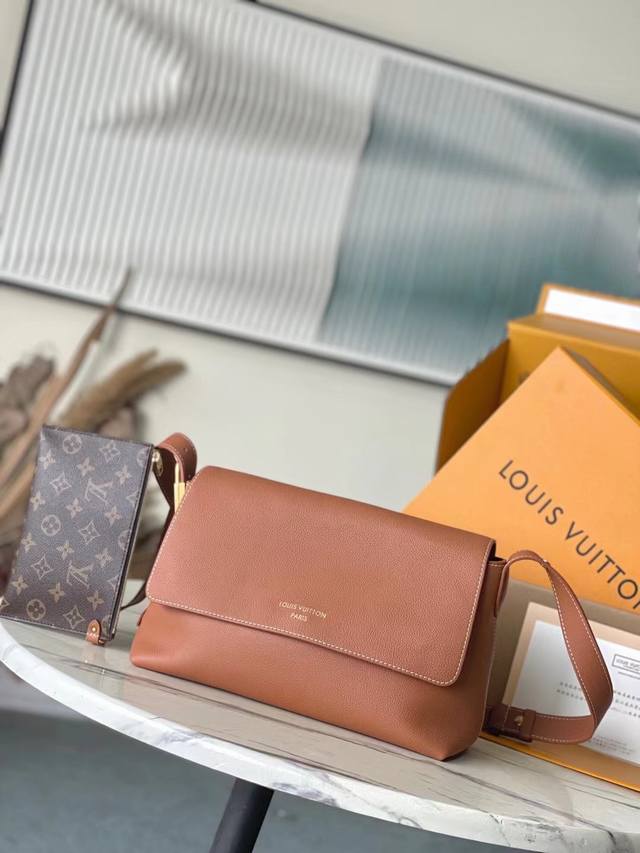 原厂皮 代购级免税版 M13151 经典Low Key系列匠心呈现翻盖新作：本款Low Key Messenger手袋取材柔软牛皮革，以做旧金属挂锁演绎复古风情